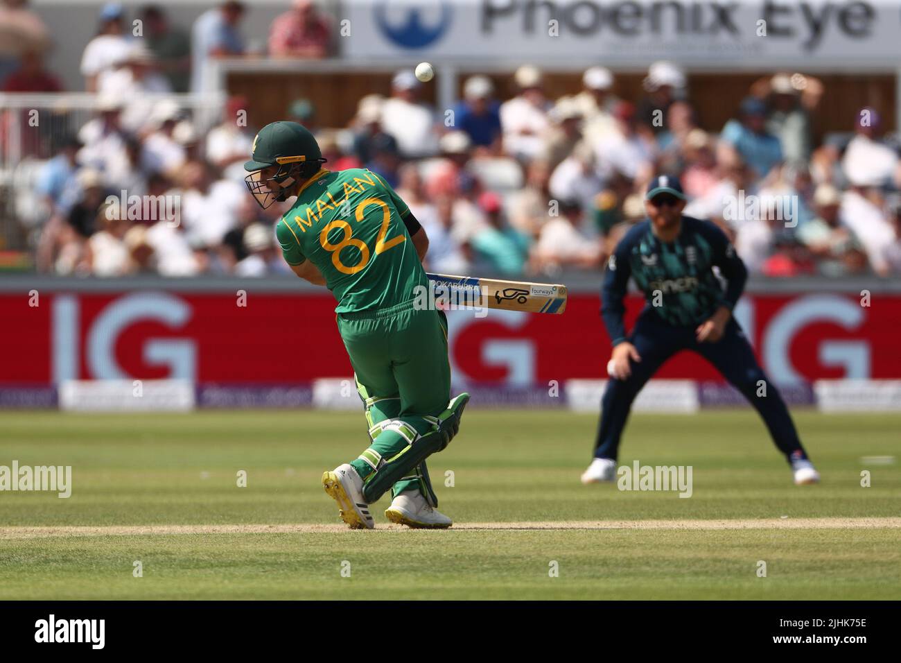 Janneman Malan, d'Afrique du Sud, est frappé par une balle de Ben Stokes, en Angleterre, lors du match de la Royal London One Day Series entre l'Angleterre et l'Afrique du Sud, au Seat unique Riverside, Chester le Street, le mardi 19th juillet 2022. (Credit: Mark Fletcher | MI News) Credit: MI News & Sport /Alay Live News Banque D'Images