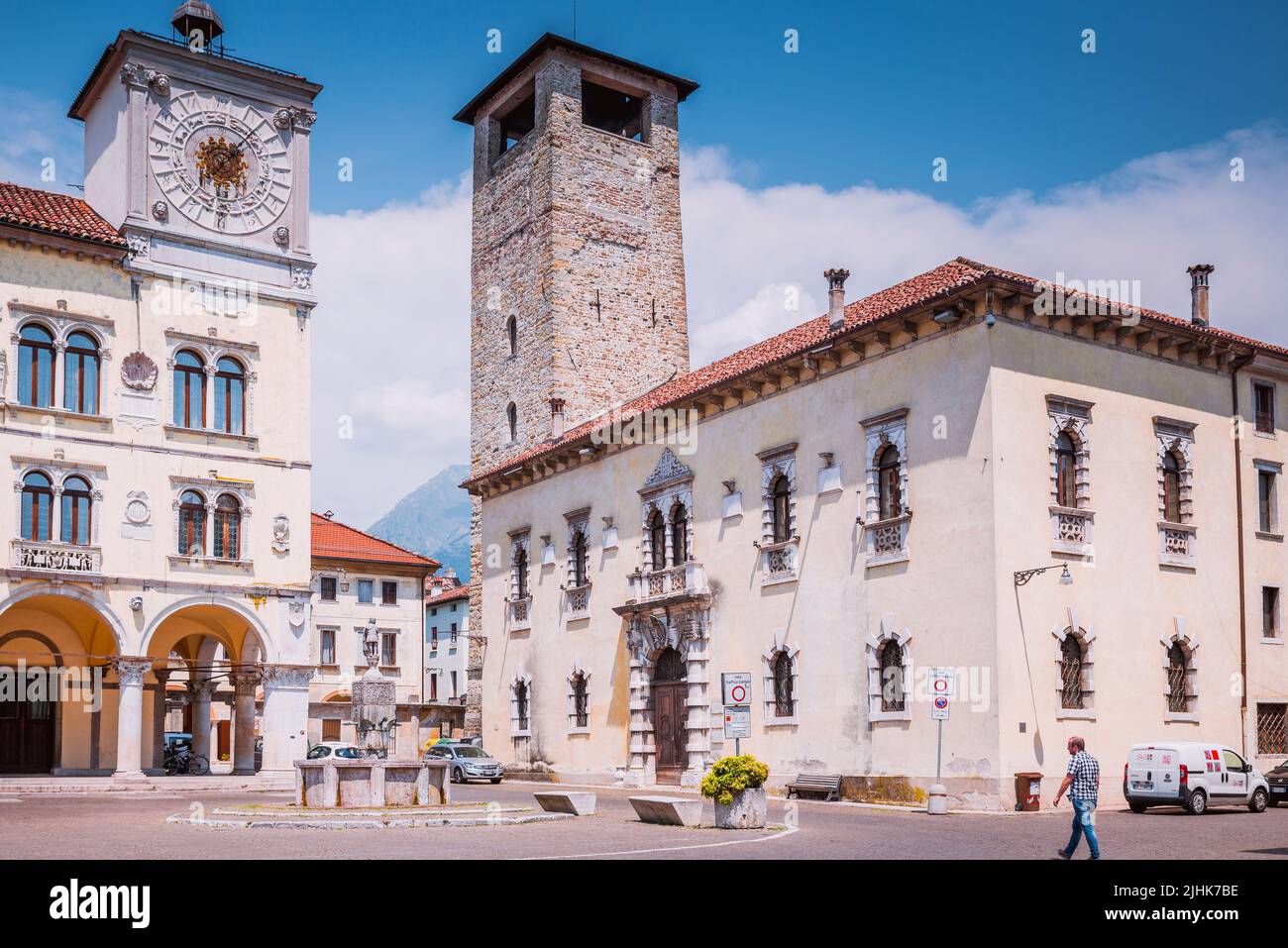 Piazza del Duomo - place de la cathédrale mettant en valeur le Palazzo dei Rettori (L) et le palais Vescovi (R). Belluno, Vénétie, Italie, Europe Banque D'Images
