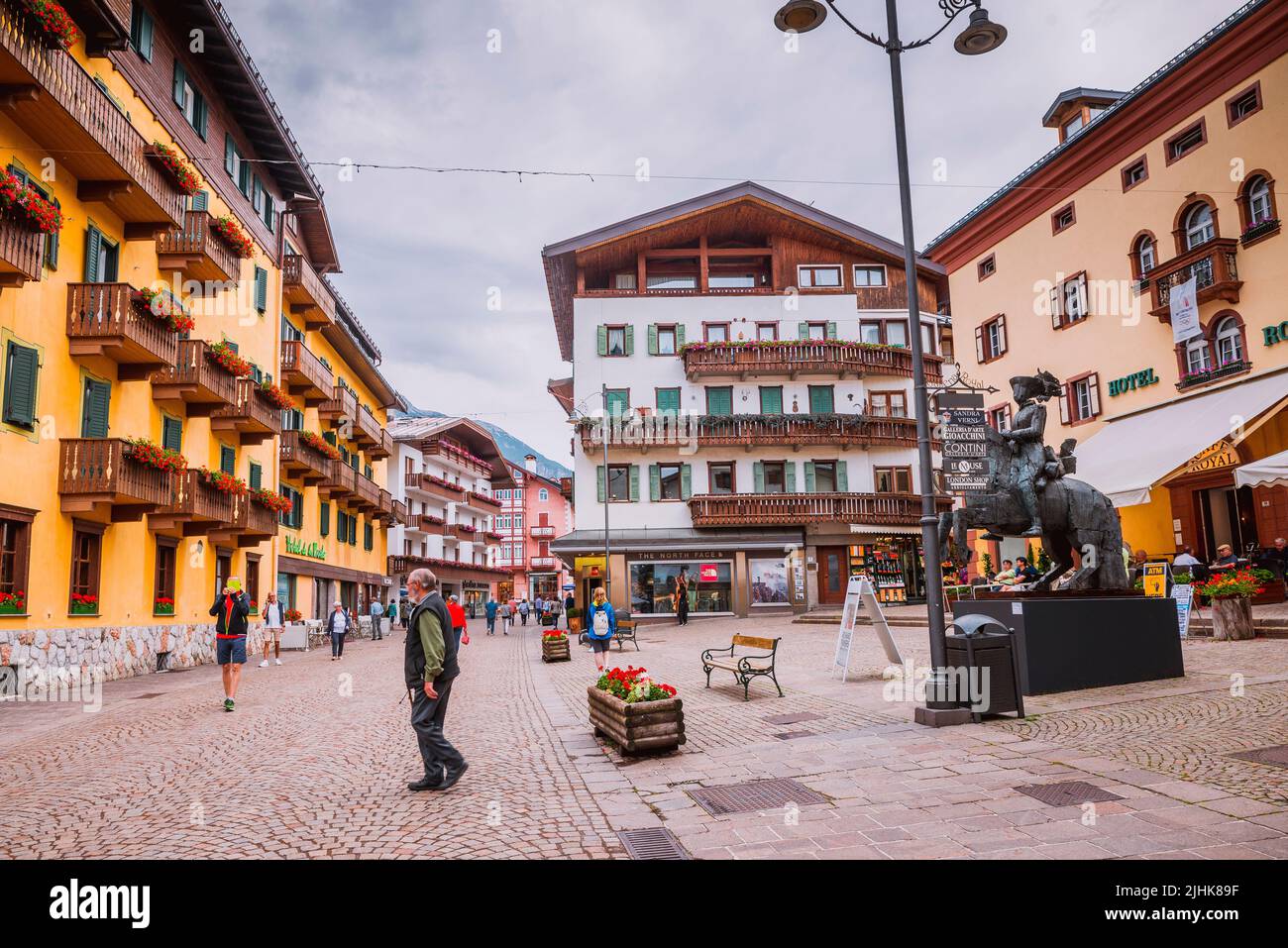 Piazza Silvestro Franceschi et rue principale, Corso Italia, dans le centre-ville. Cortina d'Ampezzo, province de Belluno, Vénétie, Italie, Europe. Banque D'Images