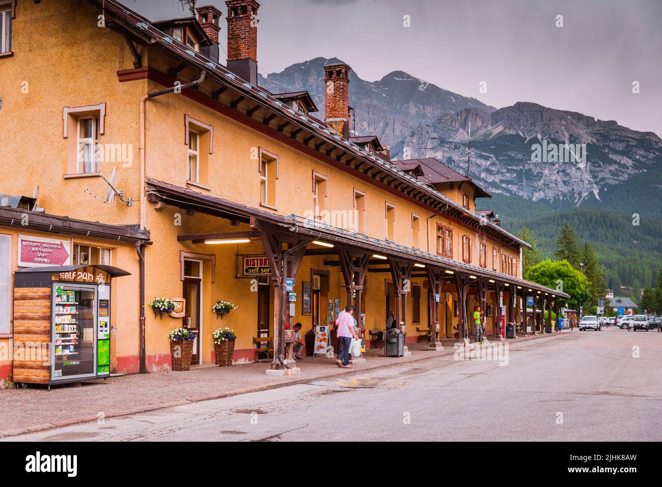 Gare routière. Cortina Autostazione. Cortina d'Ampezzo, province de Belluno, Vénétie, Italie, Europe. Banque D'Images