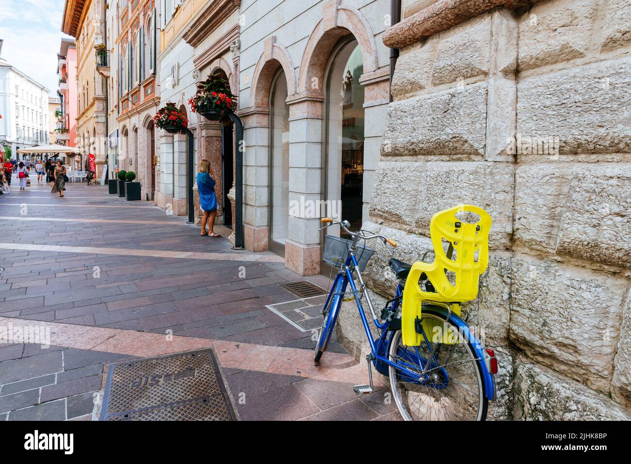 Vélo adapté au transport des enfants garés dans une rue. Trento , Trentin-Haut-Adige/Südtirol, Italie, Europe Banque D'Images