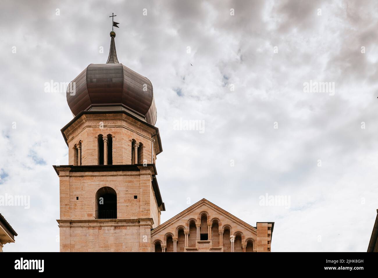 Le clocher vu de la façade ouest. Façade principale de la cathédrale de trente dans la via Giuseppe Verdi. Duomo di Trento - Cathédrale de Trento, Cattedrale di Banque D'Images