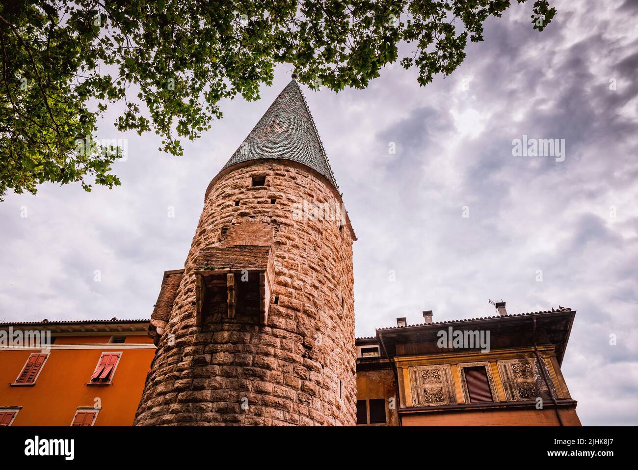 Torre Verde - Tour verte, érigée en 1450, a été construite sur les rives de l'ancien lit de la rivière. Le lit de la rivière Adige a été détourné pendant le 19th centur Banque D'Images