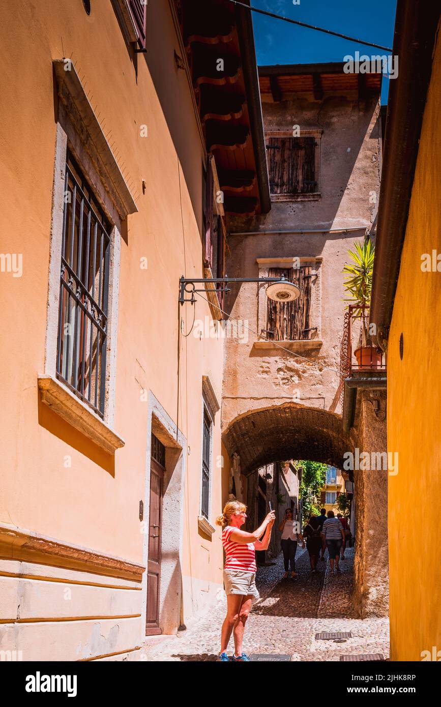 Rue pittoresque et colorée de Malcesine. Malcesine est une commune, commune, située sur la rive est du lac de Garde dans la province de Vérone Banque D'Images
