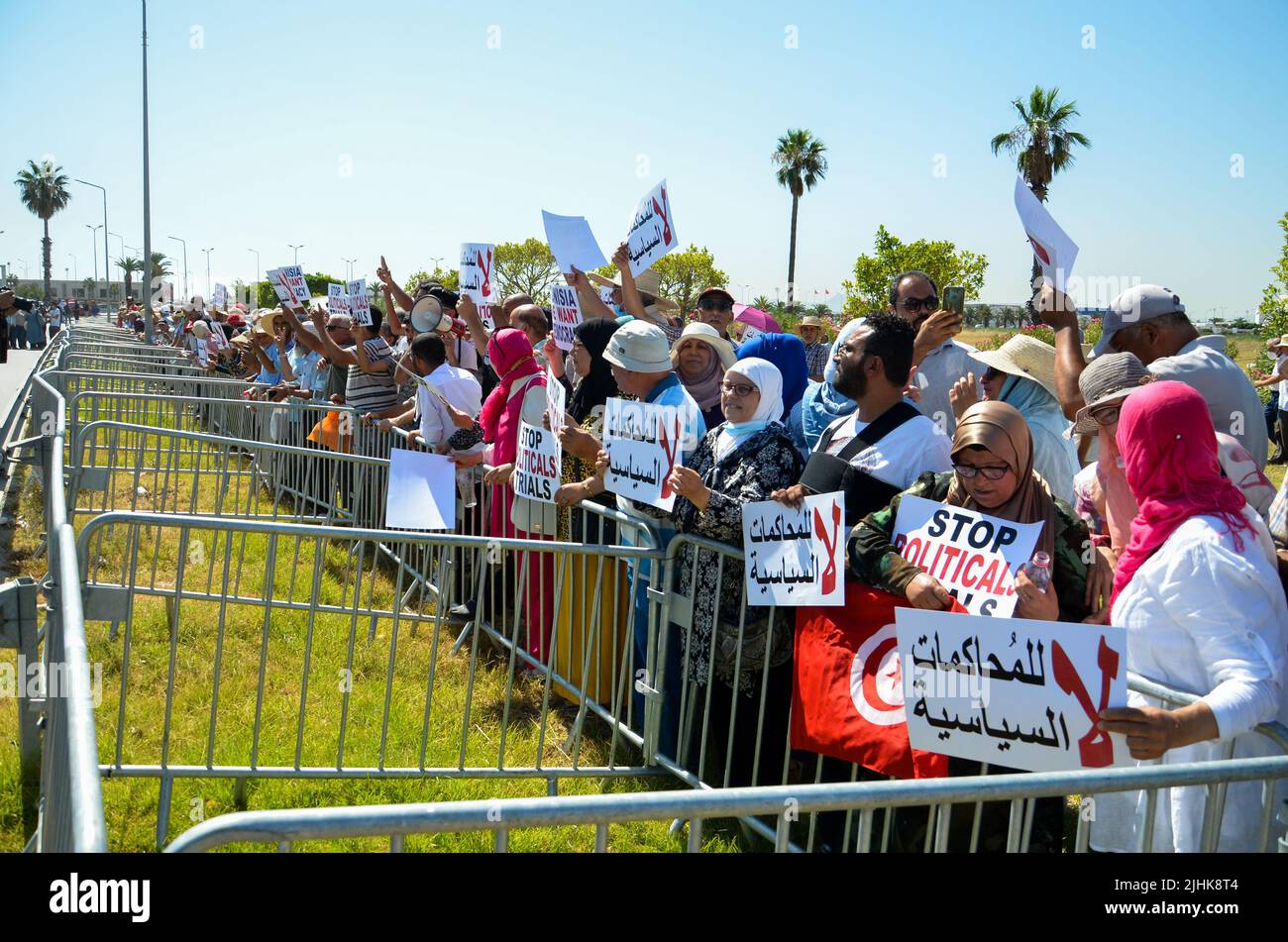 Tunis, Tunisie. 19th juillet 2022. Tunis, Tunisie. 19 juillet 2021. Des manifestants, notamment des militants des droits de l'homme et des avocats, protestent contre le procès de Rashid Ghannouchi devant le pôle anti-terrorisme de Chargula, à Tunis. Le chef de l'opposition tunisienne et chef du parti Ennahda d'inspiration islamique, Rached Gannouchi, assiste à un procès alors qu'il est accusé de blanchiment d'argent et de financement du terrorisme. Les manifestants ont condamné le procès pour une manœuvre politique (Credit image: © Hasan mrad/IMAGESLIVE via ZUMA Press Wire) Banque D'Images