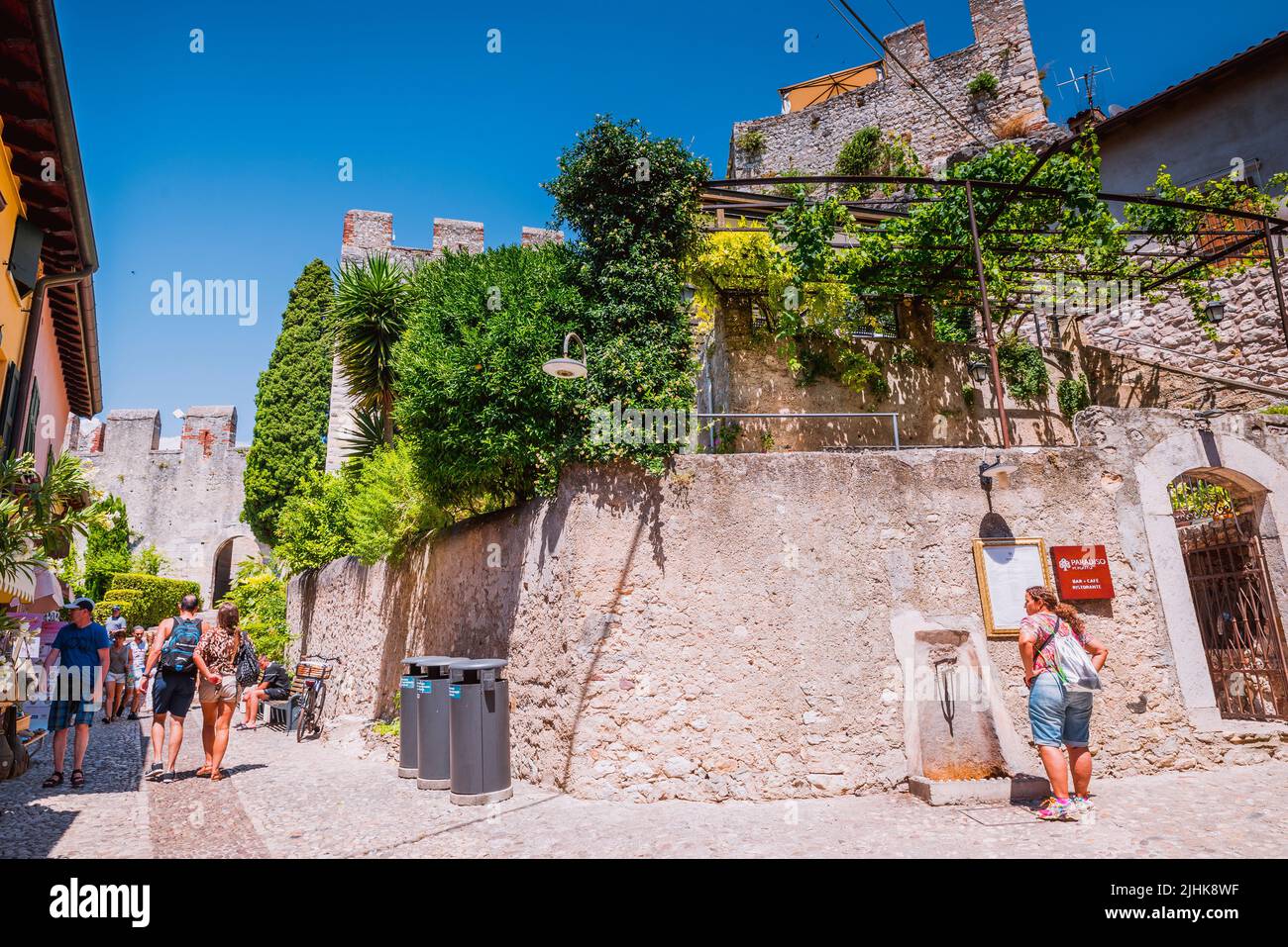 Rue pittoresque et colorée de Malcesine. Malcesine est une commune, commune, située sur la rive est du lac de Garde dans la province de Vérone Banque D'Images