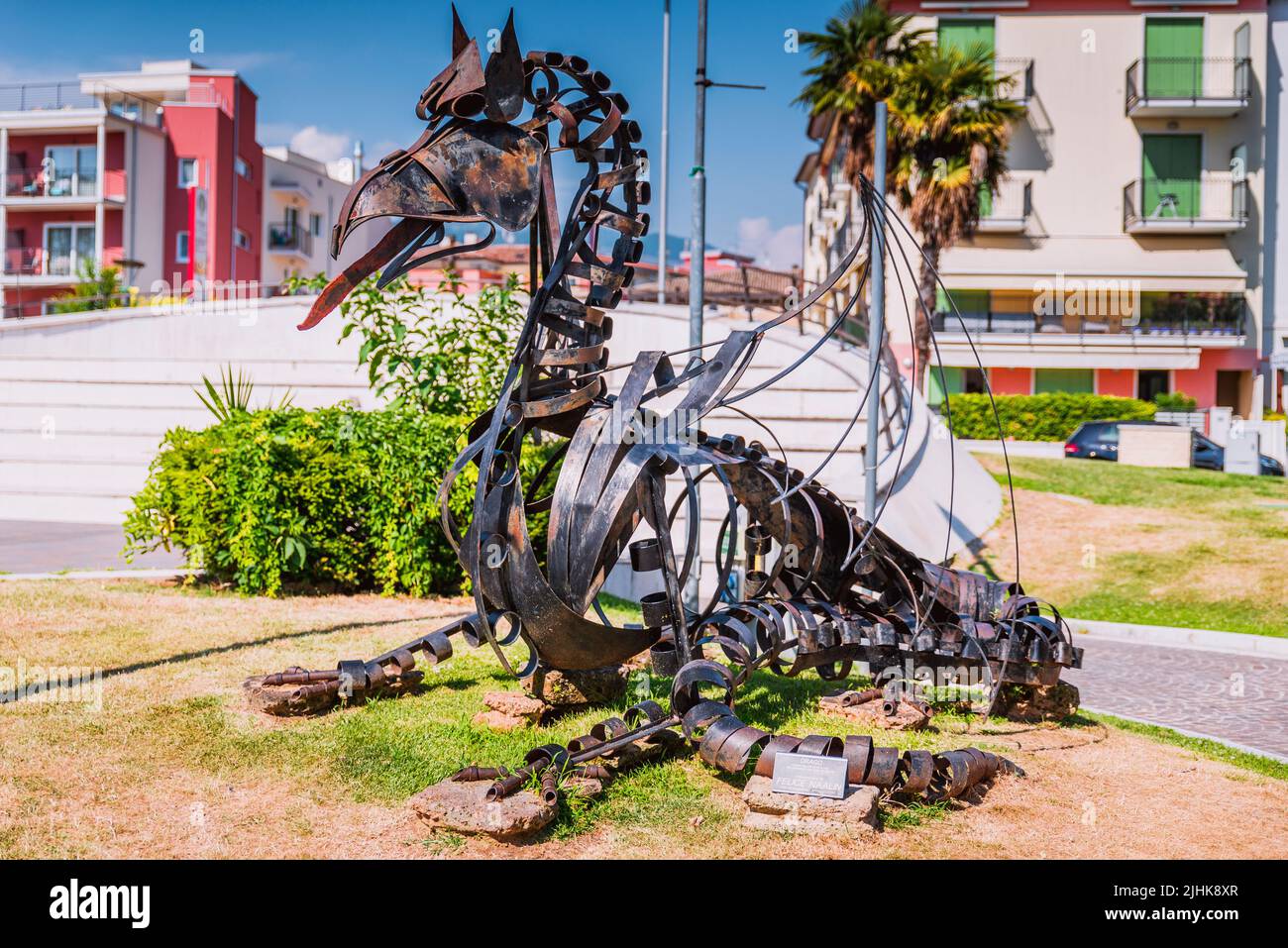 Sculpture métallique de dragon, animal mythologique. Promenade de Garda. Garda est une ville et une commune sur la rive du lac de Garde. Garda, province de Vérone, Vénétie Banque D'Images