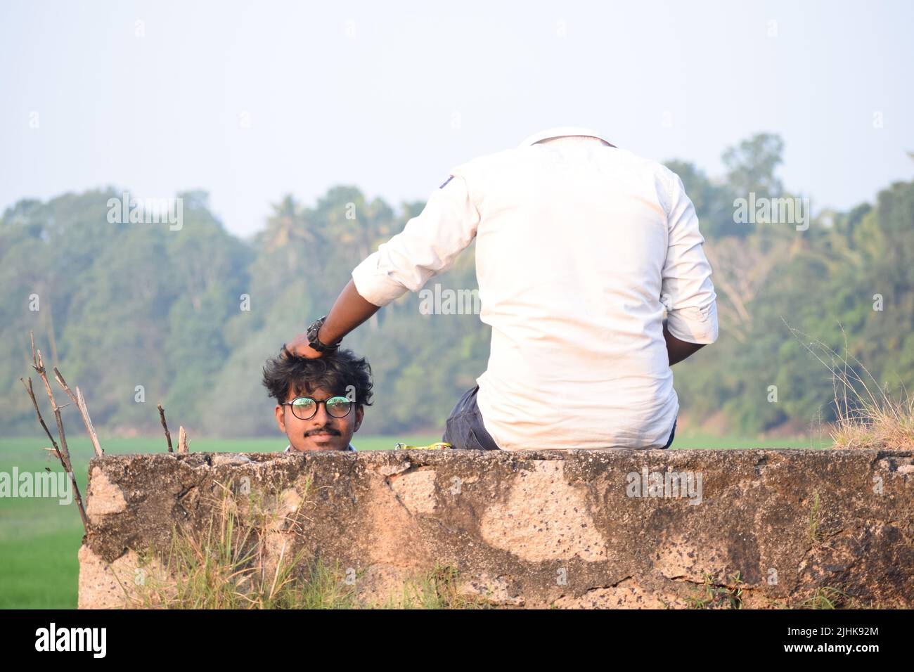 Deux jeunes hommes posant pour la photo d'une manière créative. Concept- photographie créative Banque D'Images