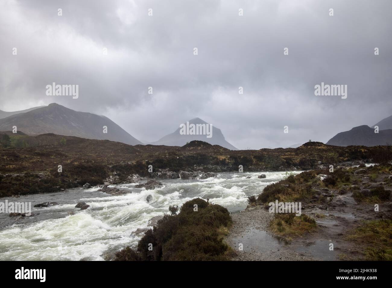 vue sur les collines de cullin et la rivière sligachen depuis l'hôtel sligachen sur l'île de skye en écosse Banque D'Images