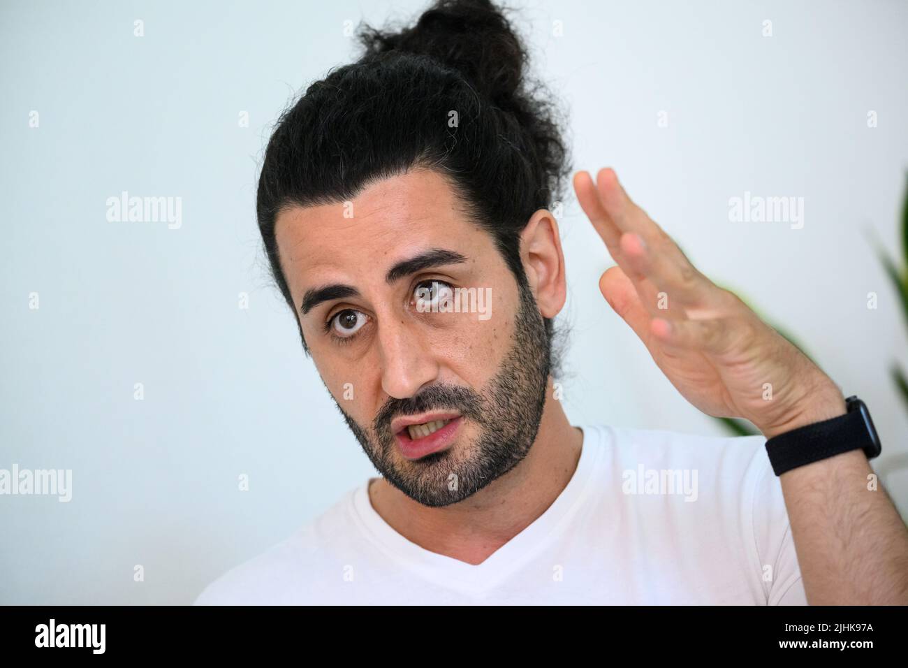 Berlin, Allemagne. 19th juillet 2022. Orkan Özdemir (SPD), membre de la Chambre des représentants de Berlin et porte-parole de la lutte contre le racisme et de l'intégration du groupe parlementaire SPD, siège dans son bureau de circonscription à Friedenau lors d'une interview avec la Deutsche presse-Agentur dpa. Credit: Bernd von Jutrczenka/dpa/Alamy Live News Banque D'Images