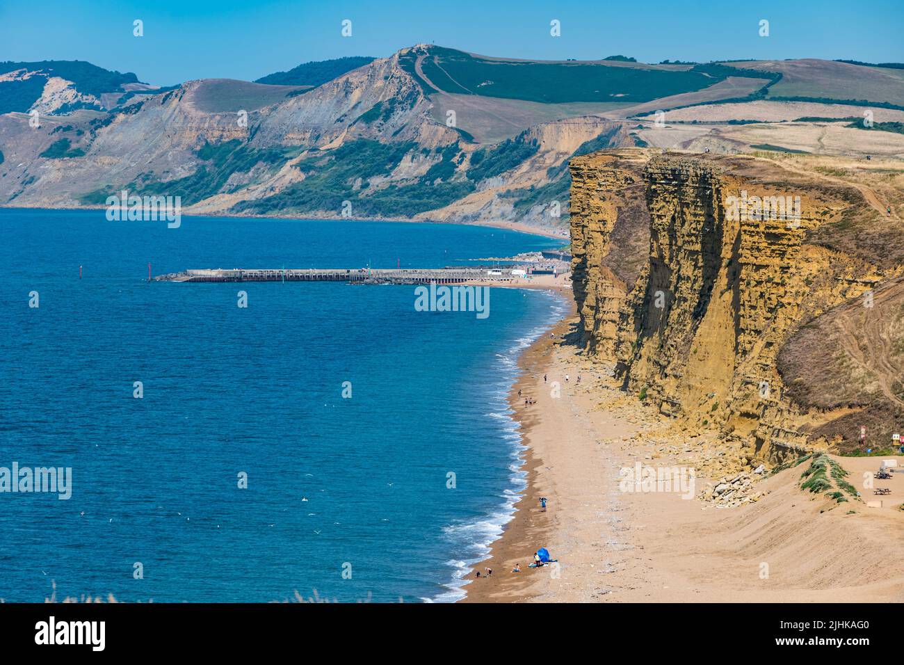 Dorset, Angleterre, Royaume-Uni, 19th juillet 2022. Météo au Royaume-Uni : vague de chaleur. Une brise marine rend la température supportable le jour le plus chaud de l'année le long de la côte jurassique. Une vue des personnes marchant sous les falaises précaires à marée haute à Burton Freshwater, malgré les avertissements à ne pas après les chutes récentes Banque D'Images