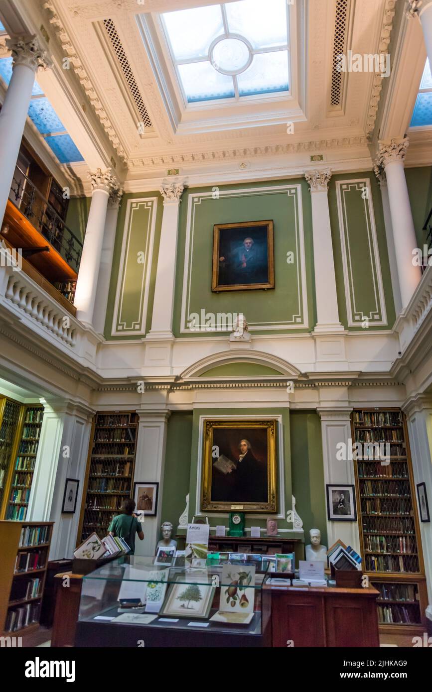 Bibliothèque de la Linnean Society de Londres, la plus ancienne société active du monde consacrée à l'histoire naturelle. Fondée en 1788 par Sir James Edward Smith, Burlington House, Londres, Angleterre, Royaume-Uni Banque D'Images