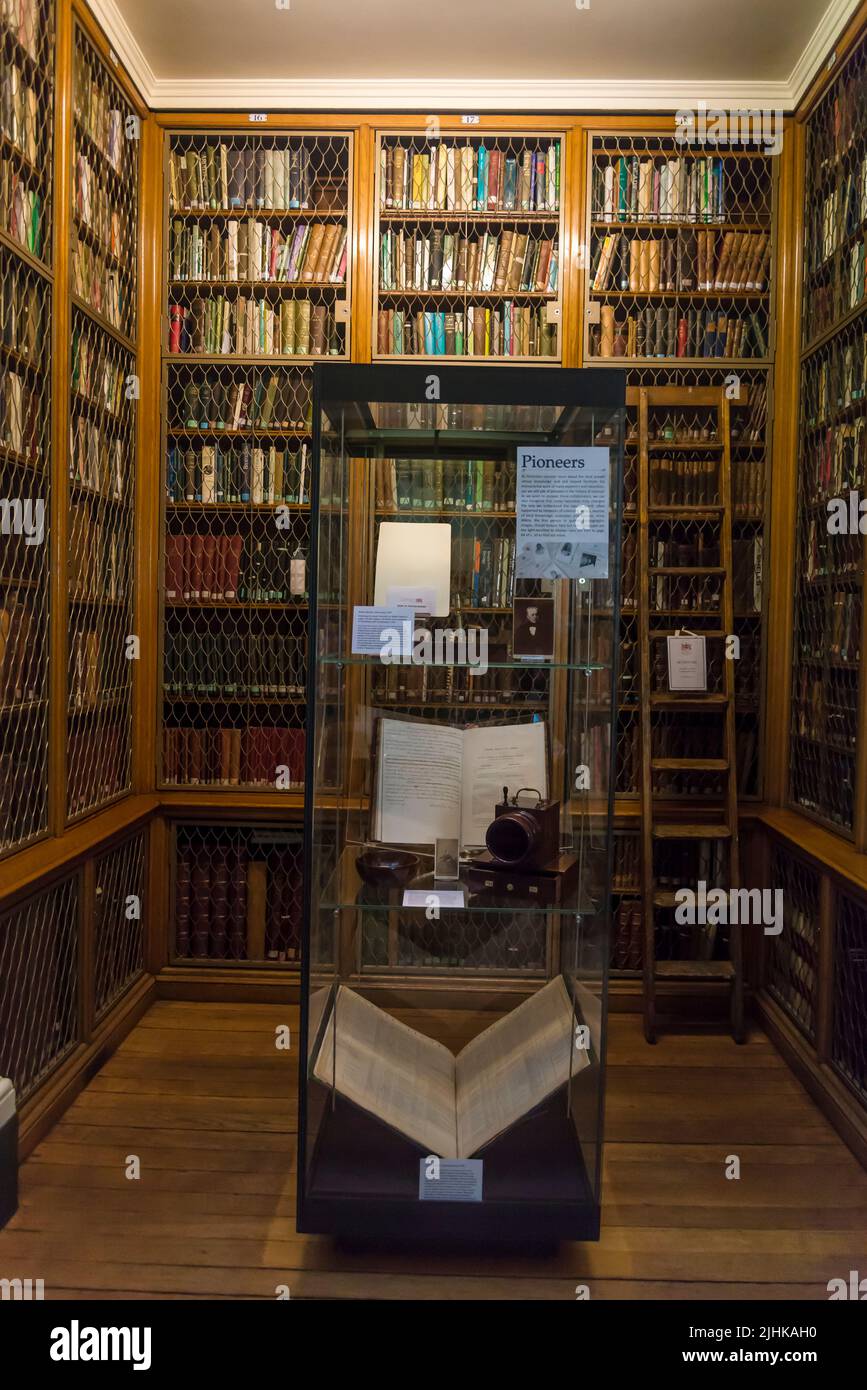 Bibliothèque de la Linnean Society de Londres, la plus ancienne société active du monde consacrée à l'histoire naturelle. Fondée en 1788 par Sir James Edward Smith, Burlington House, Londres, Angleterre, Royaume-Uni Banque D'Images