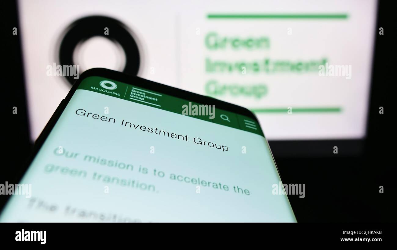 Téléphone mobile avec le site Web de la société Green Investment Group Limited (GIG) à l'écran devant le logo de l'entreprise. Faites la mise au point dans le coin supérieur gauche de l'écran du téléphone. Banque D'Images