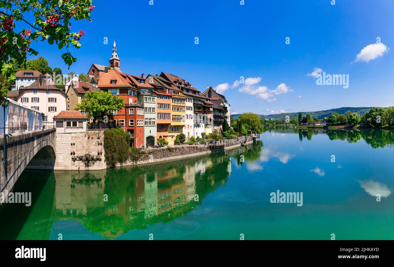 Les rythmes romantiques de la Suisse . Ville de Laufenburg au-dessus du Rhin. Destination touristique populaire, frontière avec l'Allemagne. Banque D'Images