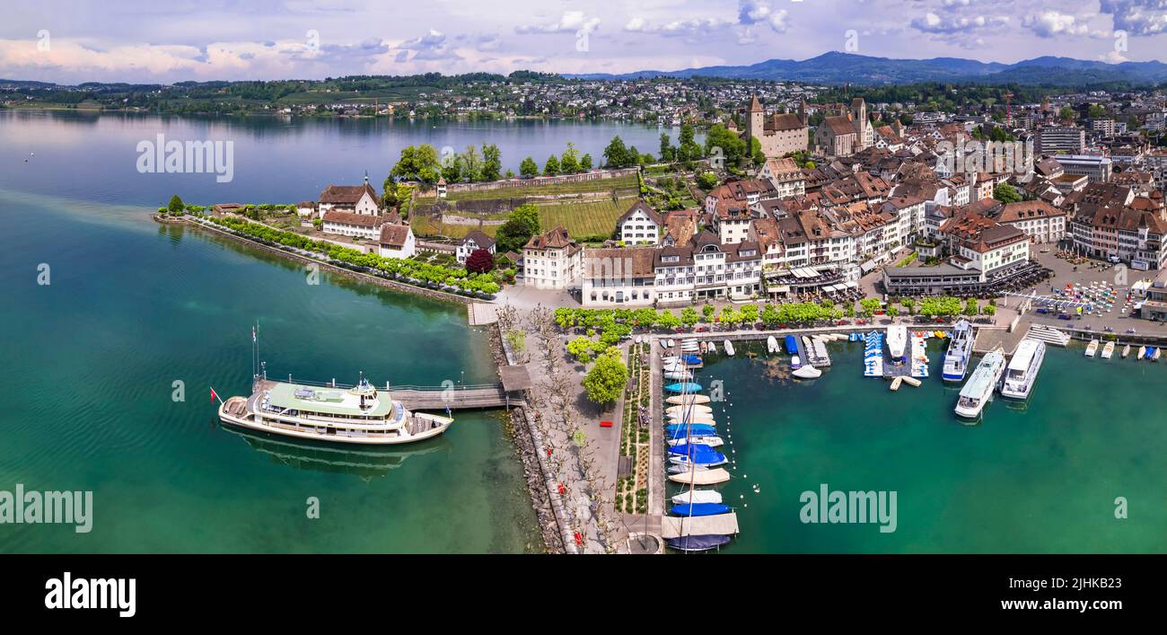 La ville médiévale et le château de Rapperswil-Jona, sur le lac de Zurich, en Suisse, est une destination touristique populaire depuis Zurich. Vue panoramique aérienne Banque D'Images