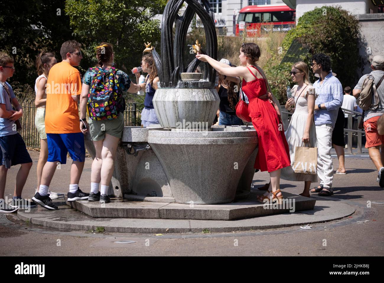 Les gens de la vague de chaleur de Londres se rafraîchit avec de l'eau froide à une fontaine à l'extérieur de la station de métro de Green Park aujourd'hui que les températures atteignent 37C dans certains des temps les plus chauds à jamais frapper le Royaume-Uni. 19th juillet 2022 Londres, Royaume-Uni Banque D'Images