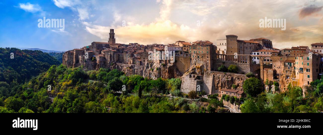 Villes médiévales pittoresques et beaux endroits de l'Italie - superbe village Pitigliano situé sur les rochers de tuffa en Toscane Banque D'Images