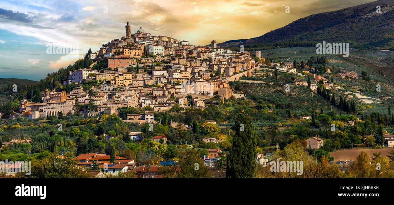 Campagne pittoresque traditionnelle de l'Italie et célèbres villages médiévaux au sommet d'une colline de l'Ombrie - ville de Trevi au coucher du soleil, province de Pérouse Banque D'Images