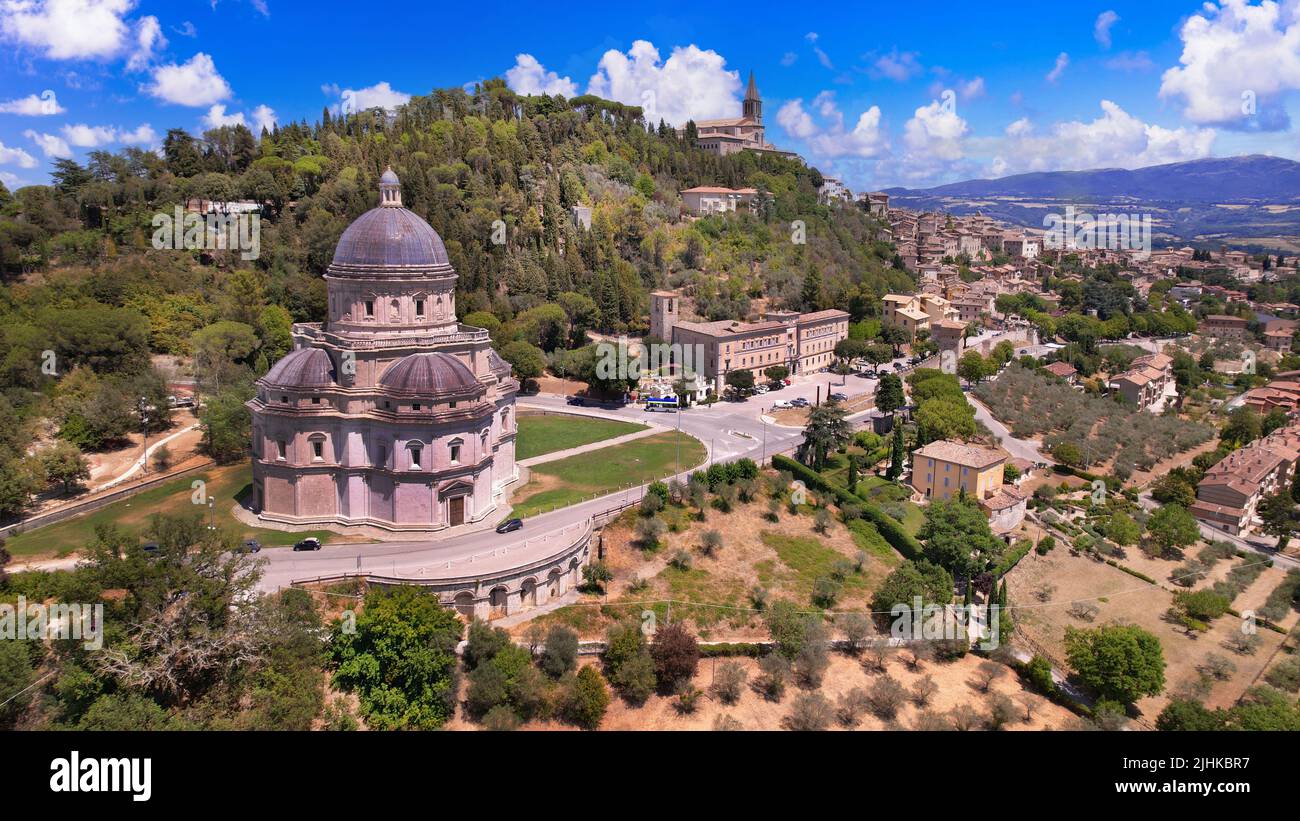 Todi - ville historique médiévale de l'Ombrie. Vue aérienne de la célèbre basilique Consolazione. Voyages et sites touristiques en Italie Banque D'Images