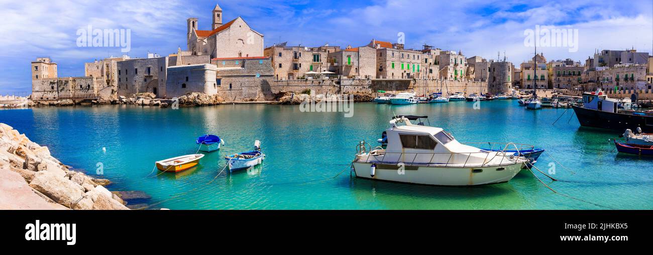 Italie traditionnelle. Région des Pouilles d'Atmosferic avec villages blancs et bateaux de pêche colorés. Ville de Giovinazzo, province de Bari Banque D'Images