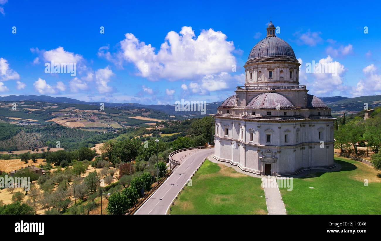Todi - ville historique médiévale de l'Ombrie. Vue aérienne de la célèbre basilique Consolazione. Voyages et sites touristiques en Italie Banque D'Images