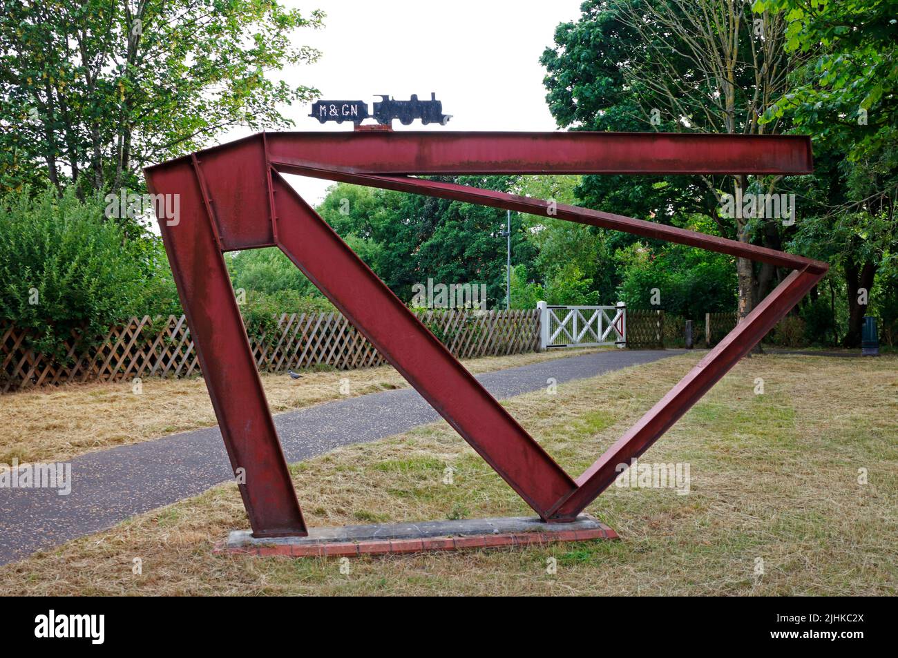 Une sculpture de fer rouillé et de rails réutilisés sur le site de l'ancienne gare de Norwich City au début du chemin de pied et de la piste cyclable du Marriott Way. Banque D'Images