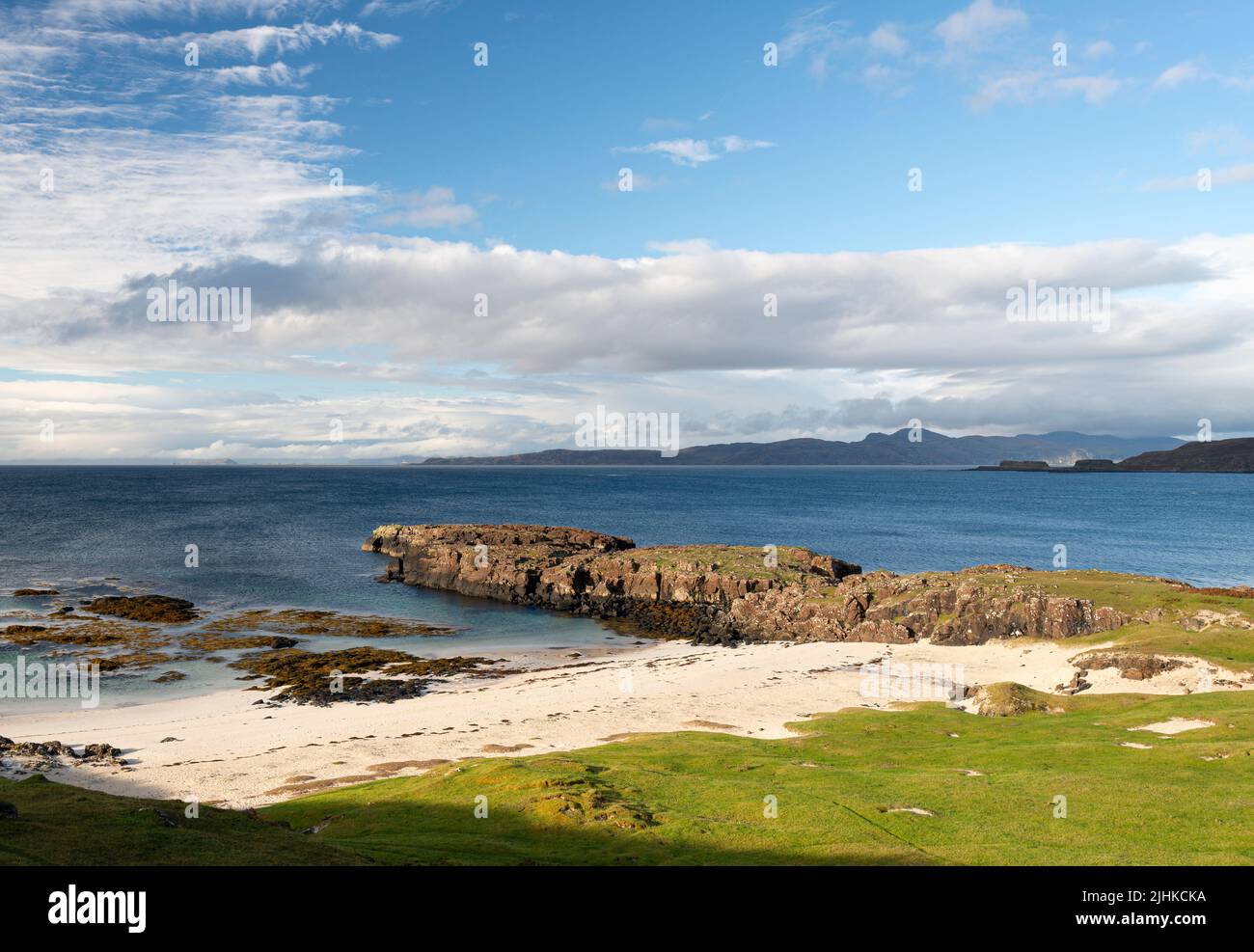 Port na Ba sur l'île de Mull, avec Rhum, Eigg et Skye à l'horizon. Banque D'Images