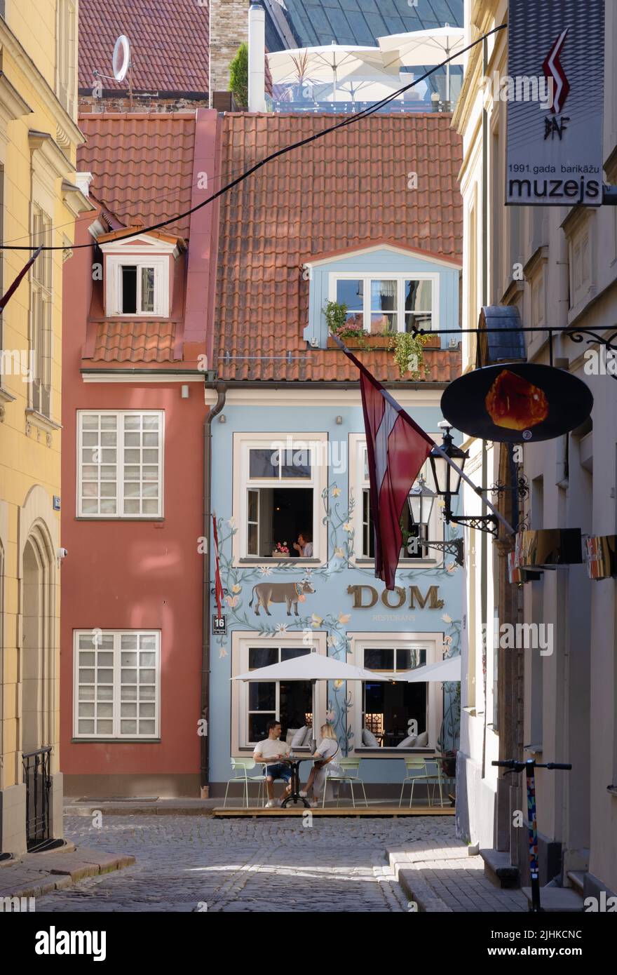 Scène de rue de la vieille ville de Riga - rues étroites médiévales pavées et cafés en été, Riga Lettonie Europe. Riga voyage. Banque D'Images