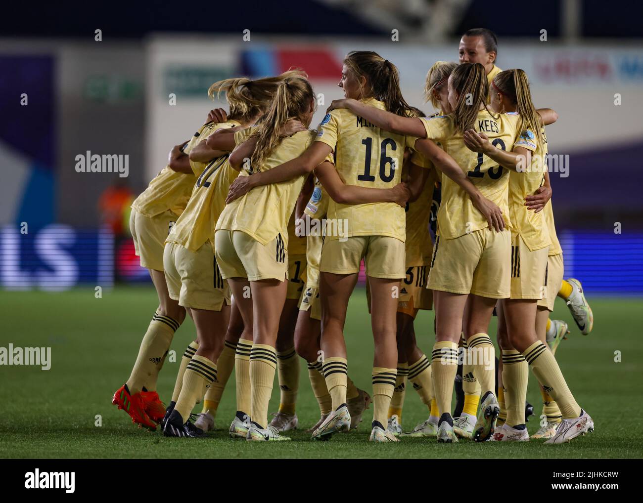 Manchester, Angleterre, 18th juillet 2022. Les joueurs belges célèbrent leur qualification aux phases de knockout après le coup d'envoi final du championnat d'Europe des femmes de l'UEFA 2022 au stade Academy de Manchester. Le crédit photo devrait se lire: Jonathan Moscrop / Sportimage Banque D'Images