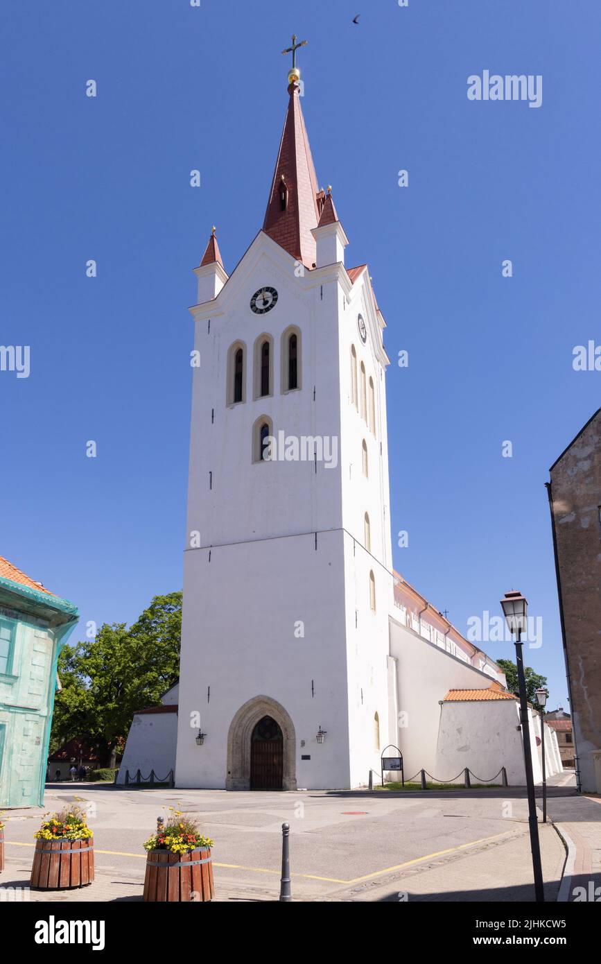 Eglise St Johns en été, centre ville de Cesis, Cesis Lettonie Europe. Église de Lettonie. Banque D'Images