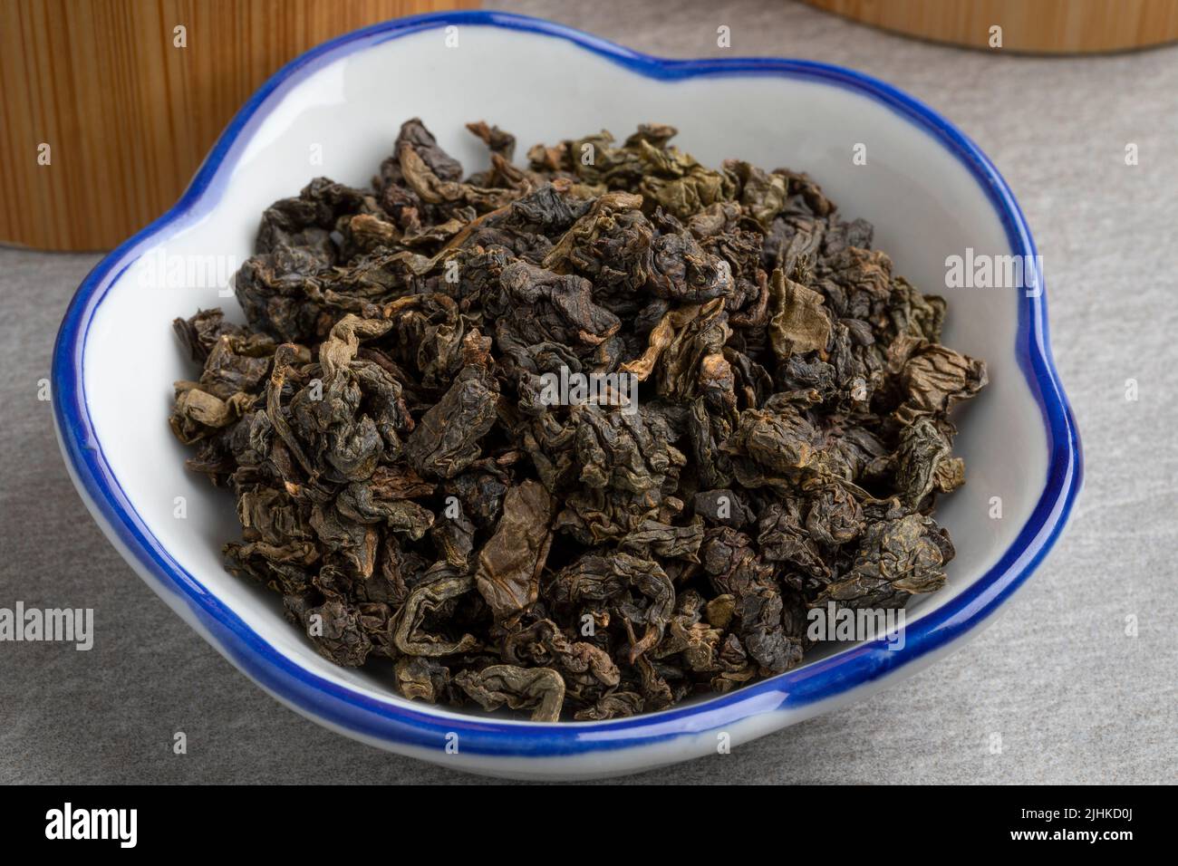 Bol avec des feuilles de thé Oolong se Chung chinoises séchées aromatiques gros plan Banque D'Images