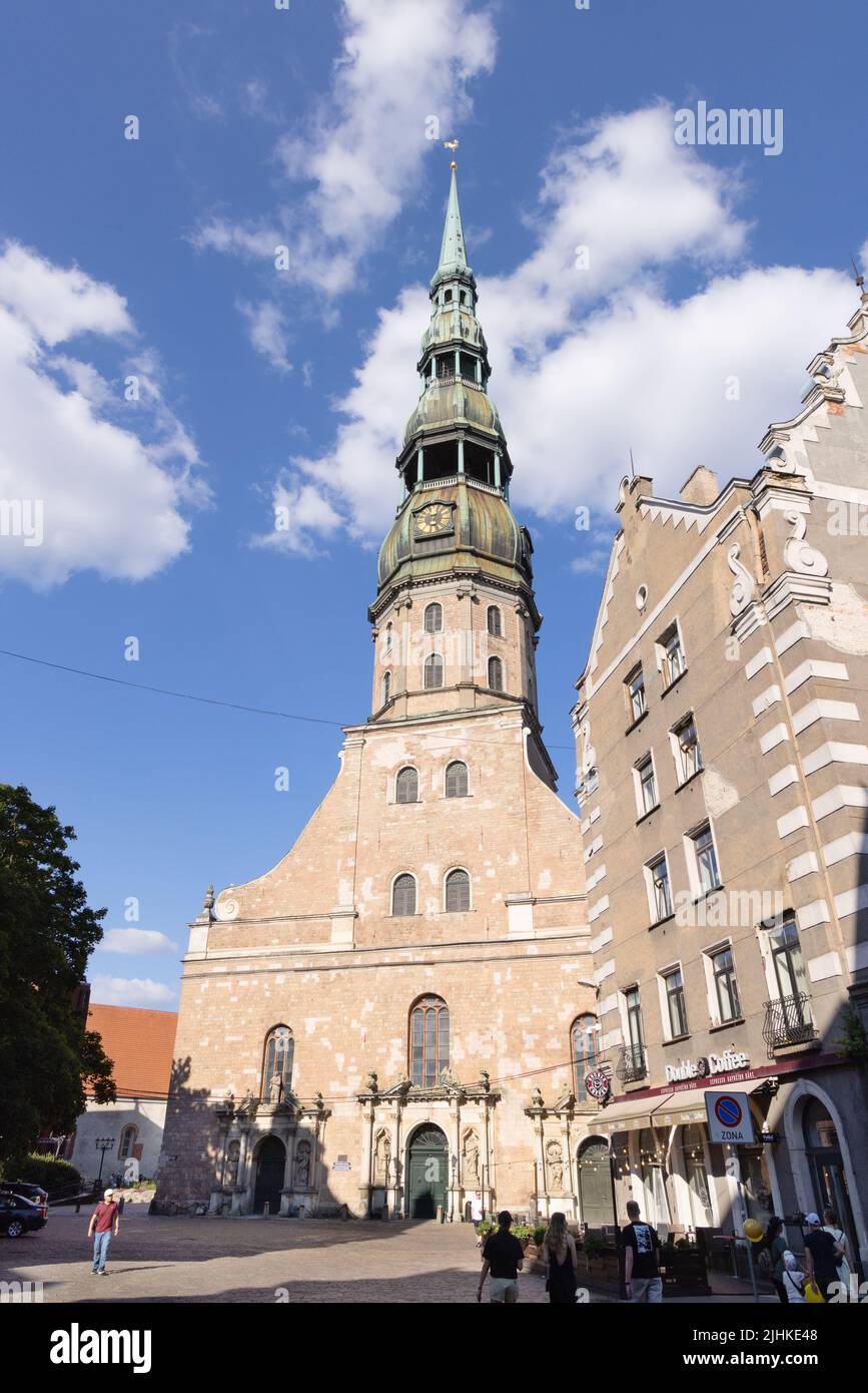 Eglise de Riga; Eglise St Peters, Riga Lettonie en été. Une église luthérienne construite à l'origine en 1200s, récemment reconstruite après la Seconde Guerre mondiale; Riga, Lettonie Europe Banque D'Images