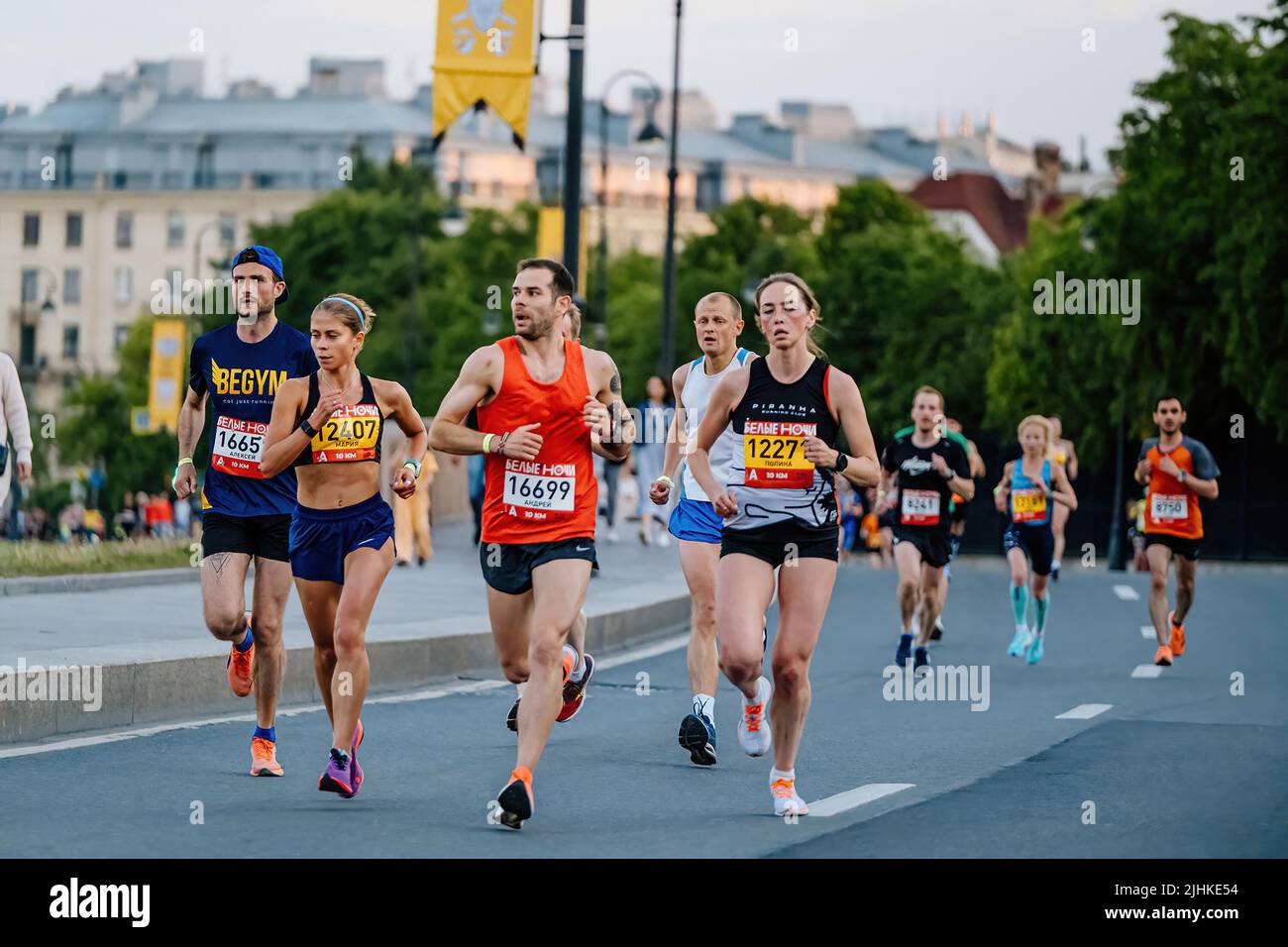 Saint-Pétersbourg, Russie - 11 juin 2022: Groupe d'athlète masculin et féminin course Marathon nuits blanches Banque D'Images