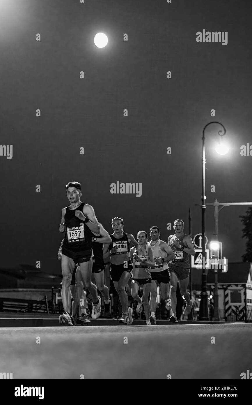 Saint-Pétersbourg, Russie - 11 juin 2022: Groupe d'athlète masculin course Marathon nuits blanches Banque D'Images