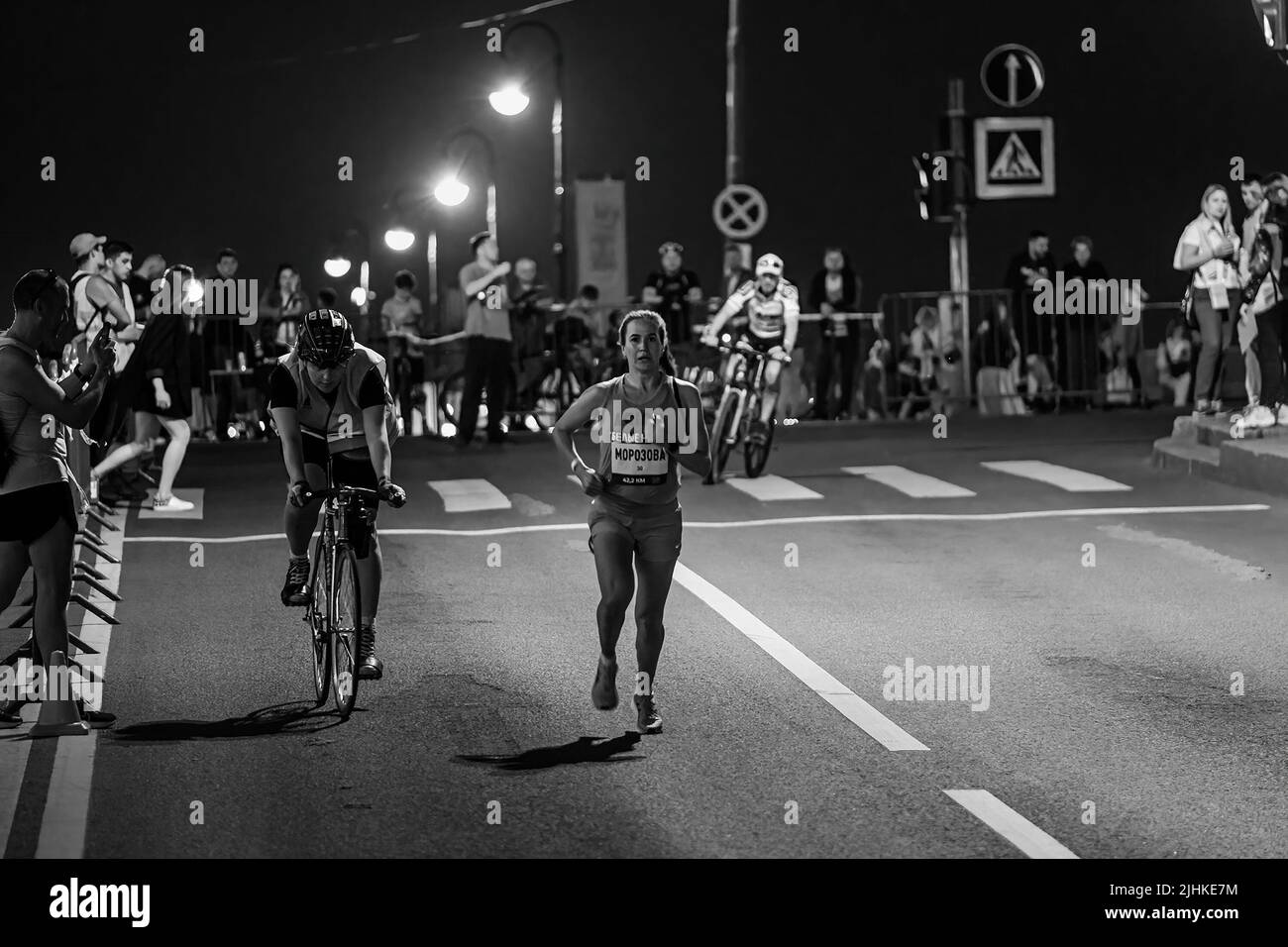 Saint-Pétersbourg, Russie - 11 juin 2022 : athlète féminine en course dans les nuits blanches du marathon Banque D'Images