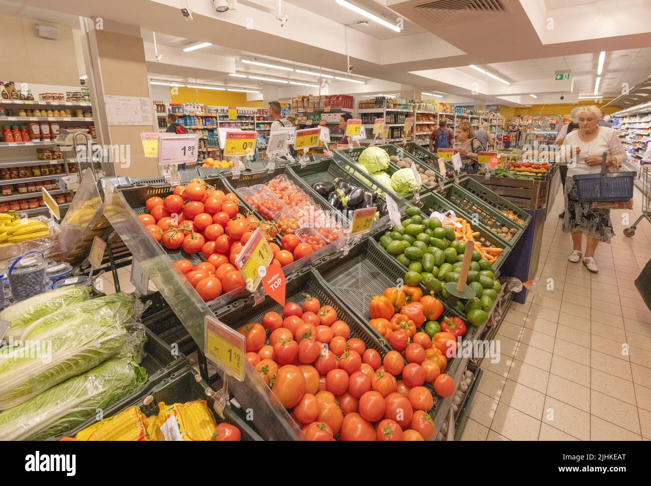 Intérieur de supermarché Riga - les gens magasinent à l'intérieur d'un supermarché local, achetant de la nourriture; Riga, Lettonie Europe Banque D'Images