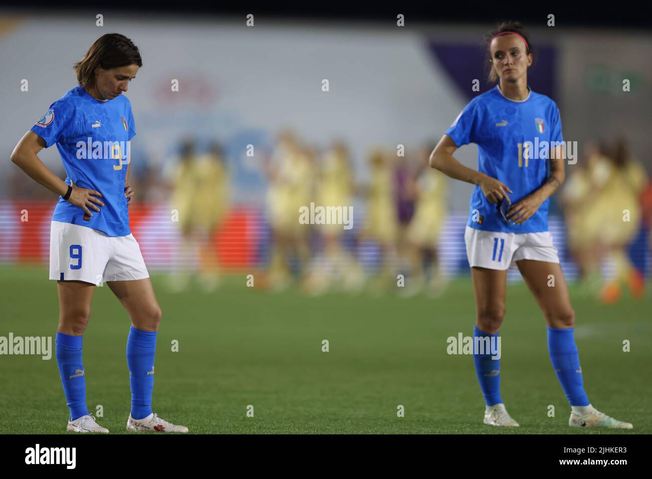 Manchester, Angleterre, 18th juillet 2022. Daniela Sabatino et Barbara Bonansea d'Italie réagissent alors que les joueurs belges célèbrent leur qualification aux phases de knockout après le coup d'envoi final du Championnat d'Europe des femmes de l'UEFA 2022 au stade de l'Académie, à Manchester. Le crédit photo devrait se lire: Jonathan Moscrop / Sportimage Banque D'Images