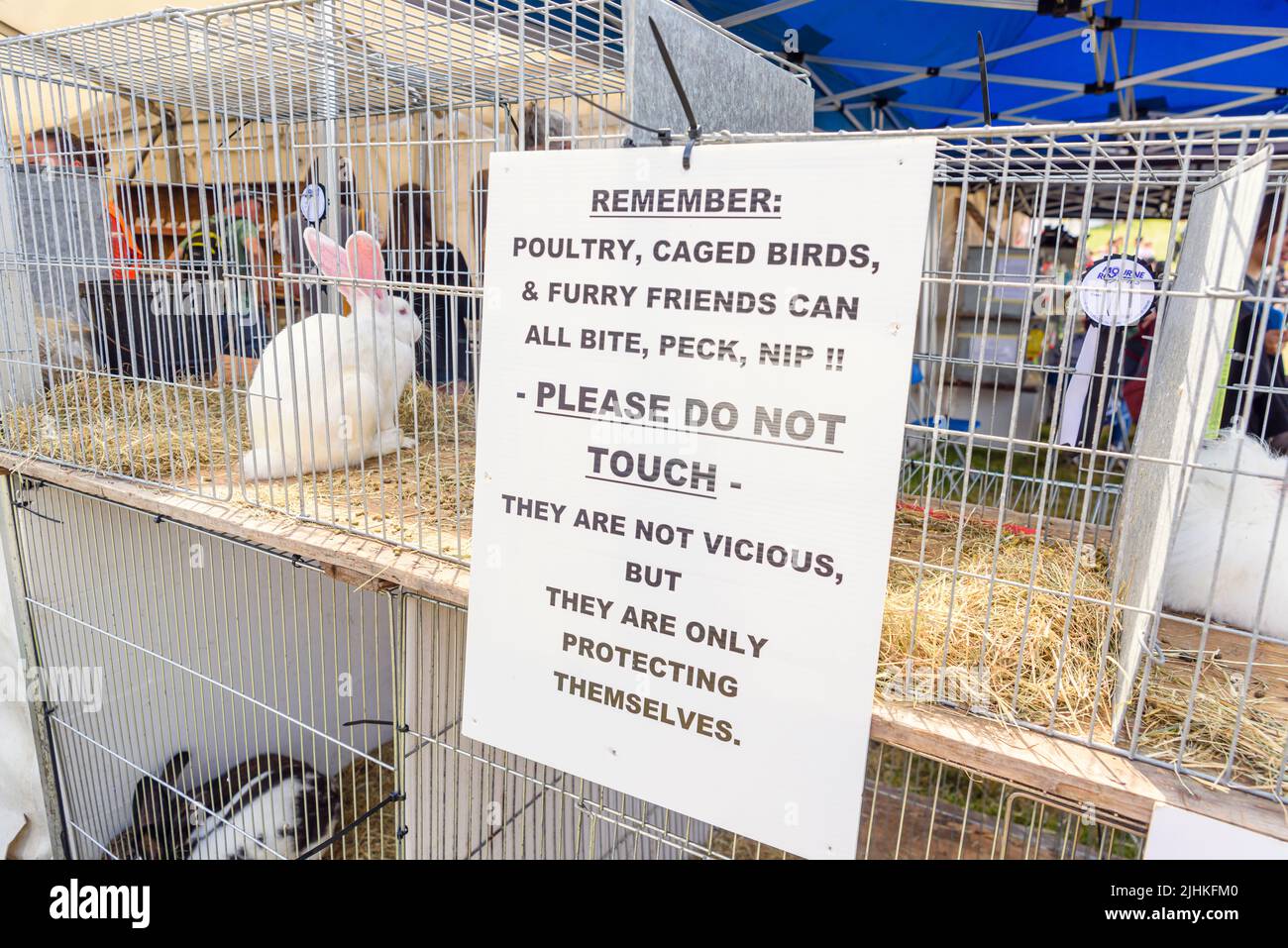 Panneau à un salon agricole avertissant les visiteurs que tous les animaux mordre, peck et la hanche. Banque D'Images