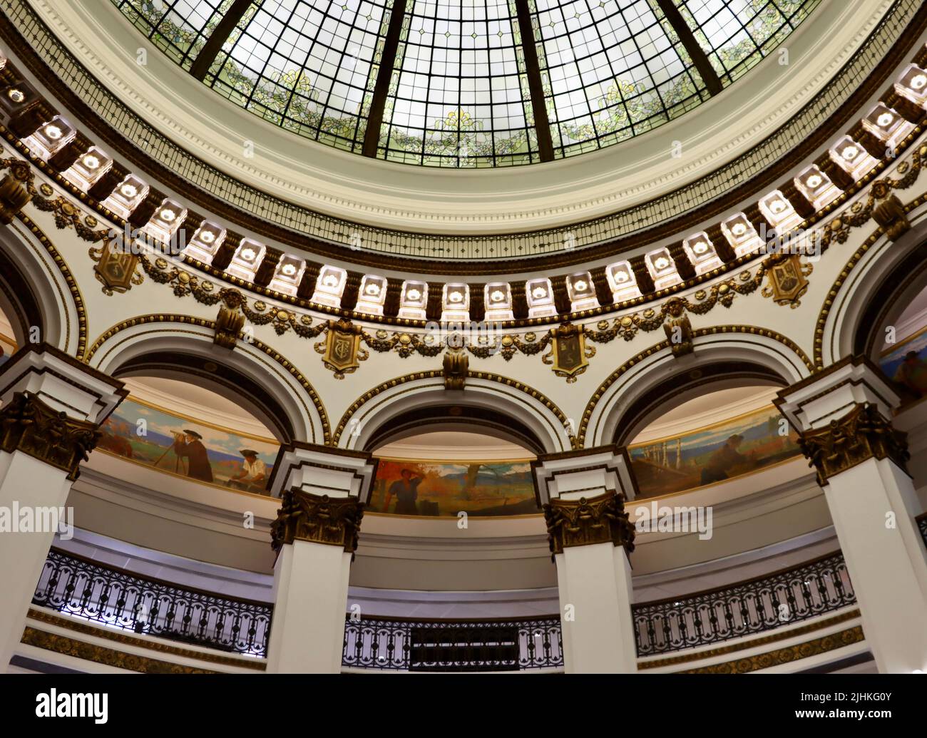 L'ancien bâtiment de la Cleveland Trust Company, sur l'avenue Euclid, est maintenant le supermarché et le magasin gastronomique Heinen, Cleveland, juin 2022. Banque D'Images