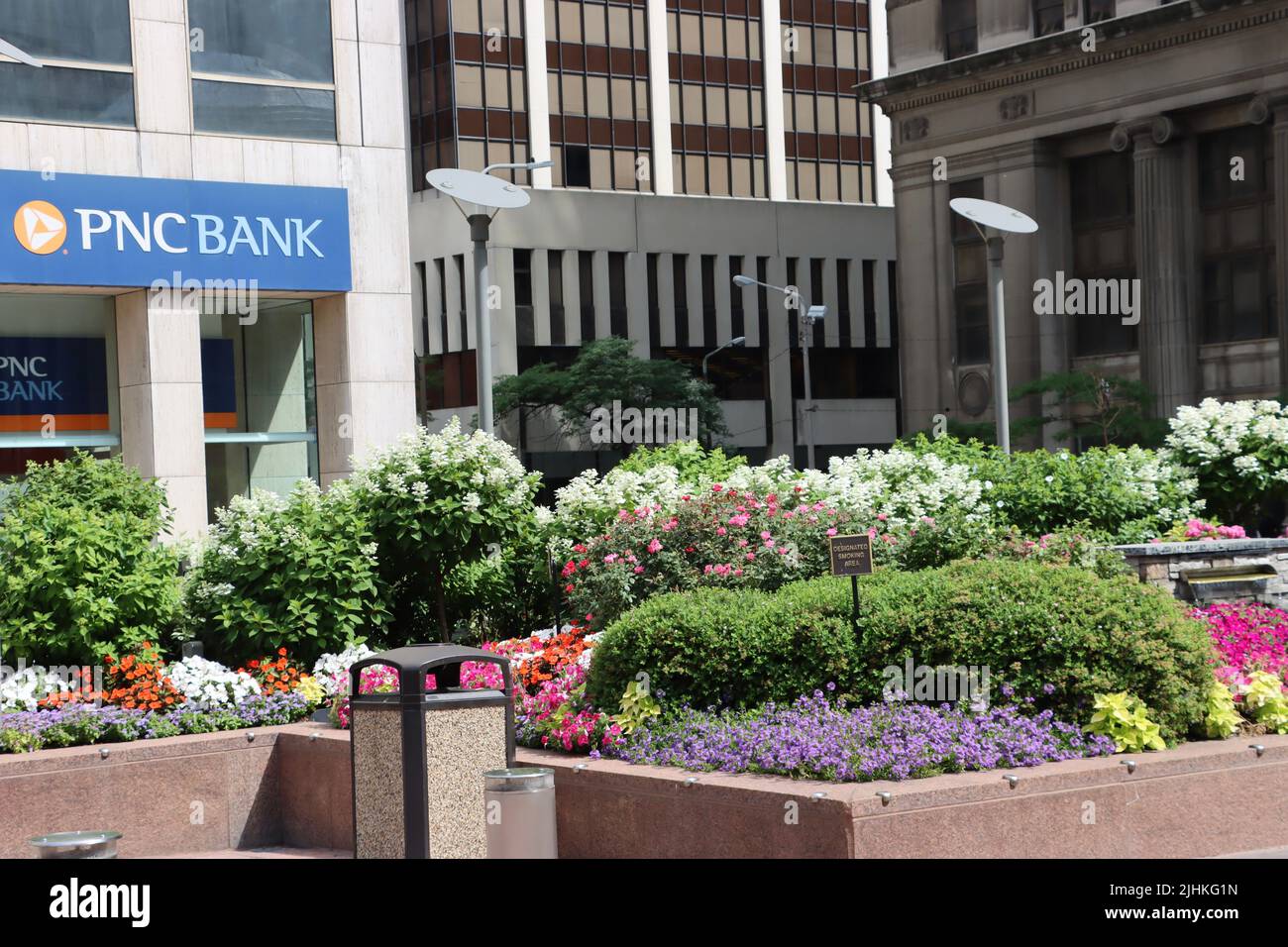 Jardin de rue devant l'édifice PNC Bank sur l'avenue Euclid à Cleveland, juin 2022 Banque D'Images