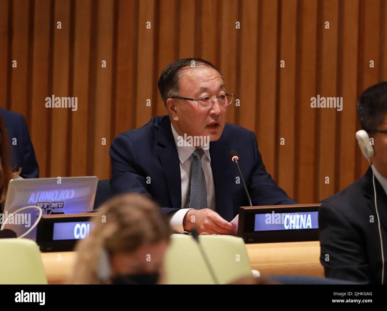 (220719) -- NATIONS UNIES, 19 juillet 2022 (Xinhua) -- Zhang Jun, représentant permanent de la Chine auprès de l'Organisation des Nations Unies, fait la déclaration conjointe du Groupe des amis de l'Initiative pour le développement mondial (IDI) lors d'un événement spécial de haut niveau de l'Assemblée générale intitulé 'temps d'agir ensemble : Coordonner les réponses politiques à la crise alimentaire mondiale » au siège de l'ONU à New York, au 18 juillet 2022. (Xinhua/Xie E) Banque D'Images
