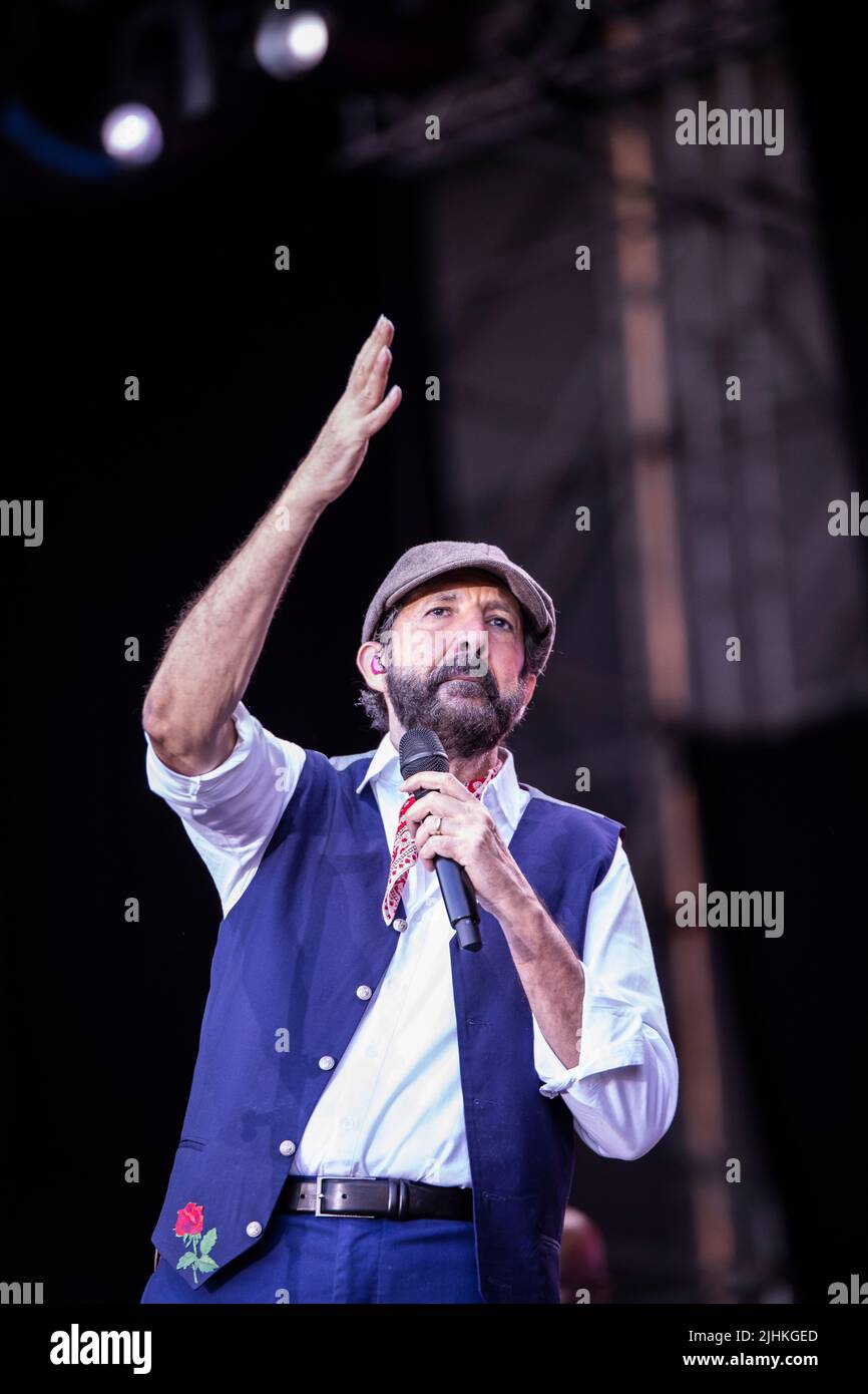 Barcelone, Espagne. 2022.07.09. Juan Luis Guerra se déroule sur scène lors de la tournée 4,40 au festival Cruïlla à 09 juillet 2022 à Barcelone, Espagne. Banque D'Images