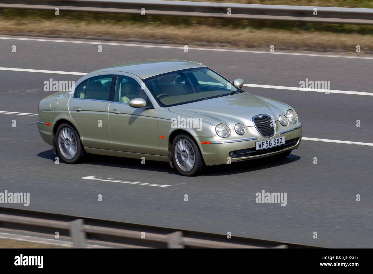 2006 Or Jaguar S-TYPE V6 SPORT 2720 cc Diesel luxe British vintage berline ; voyager sur l'autoroute M6, Manchester, Royaume-Uni Banque D'Images