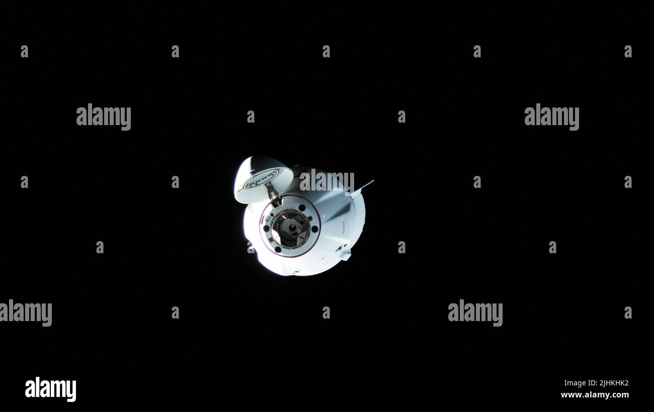 Le vaisseau spatial de ravitaillement sans pilote SpaceX Dragon s'approche de la Station spatiale internationale pour l'amarrage avec le module Harmony Forward port, 16 juillet 2022 in Earth Orbit. Le cargo transporte plus de 5 800 livres de nourriture fraîche et de fournitures d'équipage science Experiments pour les sept membres d'équipage de l'expédition 67. Banque D'Images