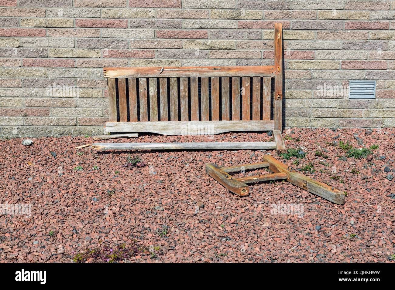 Un banc en bois cassé abandonné à l'extérieur, au Royaume-Uni Banque D'Images