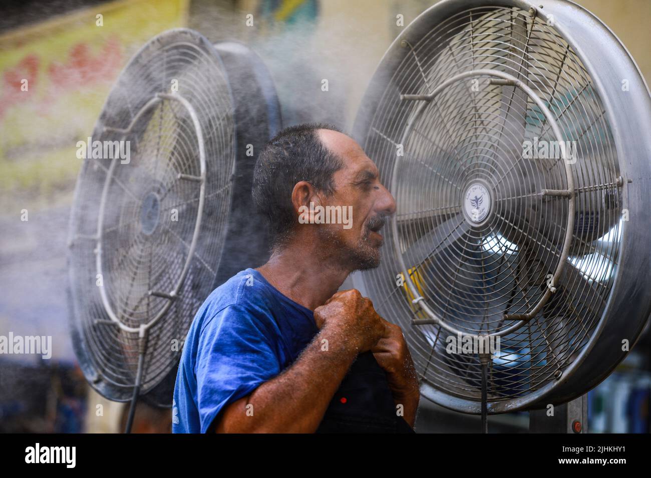 Bagdad, Irak. 19th juillet 2022. Un irakien se rafraîchit devant un ventilateur au milieu d'une vague de chaleur en cours en Irak. L'Irak connaît une vague de chaleur avec des températures qui atteignent plus de 45 degrés Celsius. Credit: Ameer Al-Mohammadawi/dpa/Alamy Live News Banque D'Images