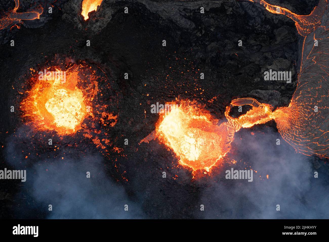 deux cratères dans l'éruption de l'islande avec de la lave rouge chaude en fusion bouillant dehors Banque D'Images