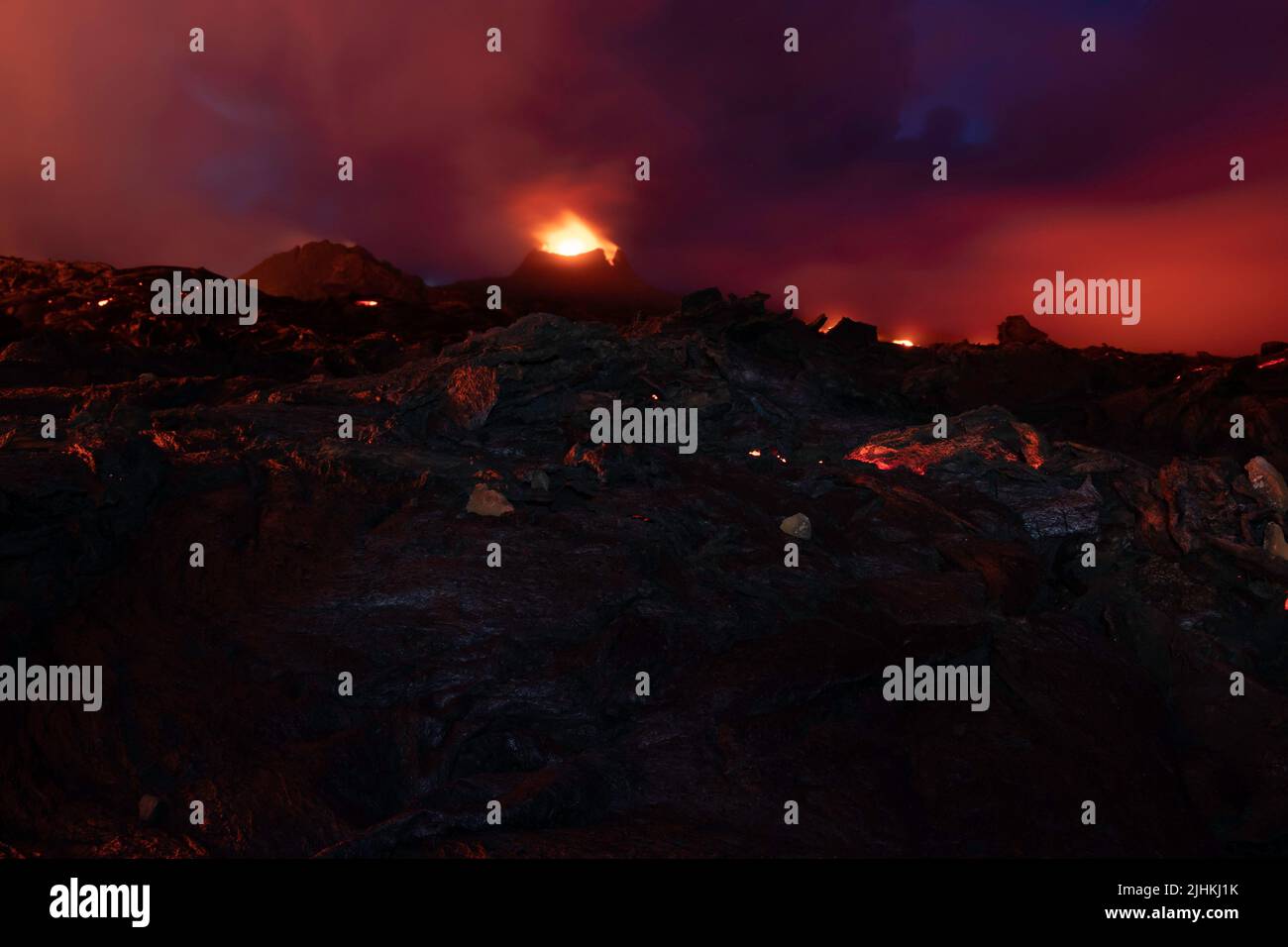 Photo sombre et surréaliste de l'éruption en Islande 2021 photo la nuit avec une exposition longue Banque D'Images