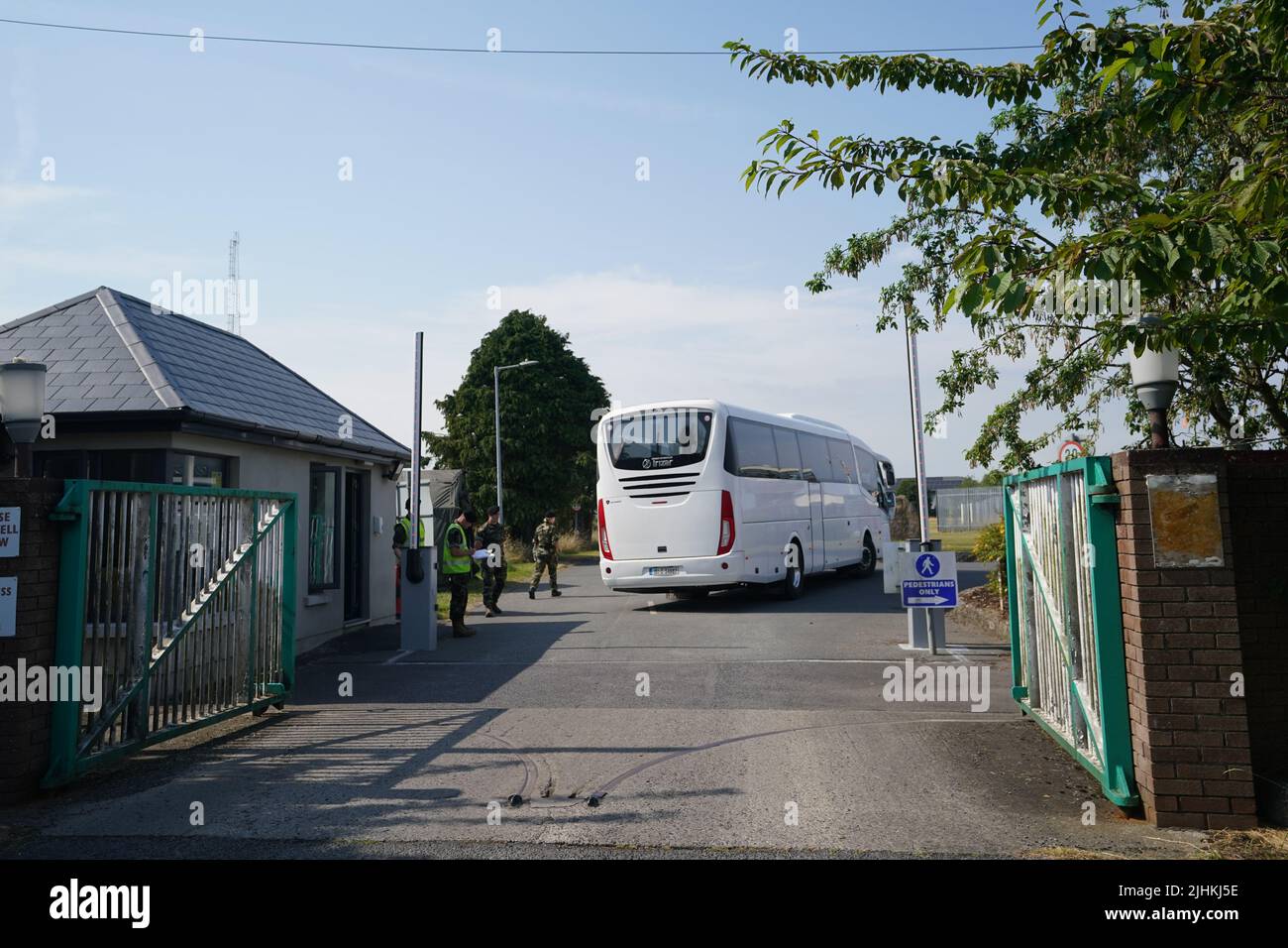 Un entraîneur de réfugiés ukrainiens arrive au camp militaire de Gormanston à Co Meath. Date de la photo: Mardi 19 juillet 2022. Banque D'Images